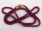 Appraisal: A faceted ruby bead necklace with a yellow metal tests