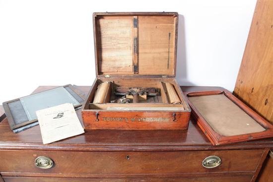 Appraisal: EDISON MIMEOGRAPH MACHINE Oak case with contents manufactured by the