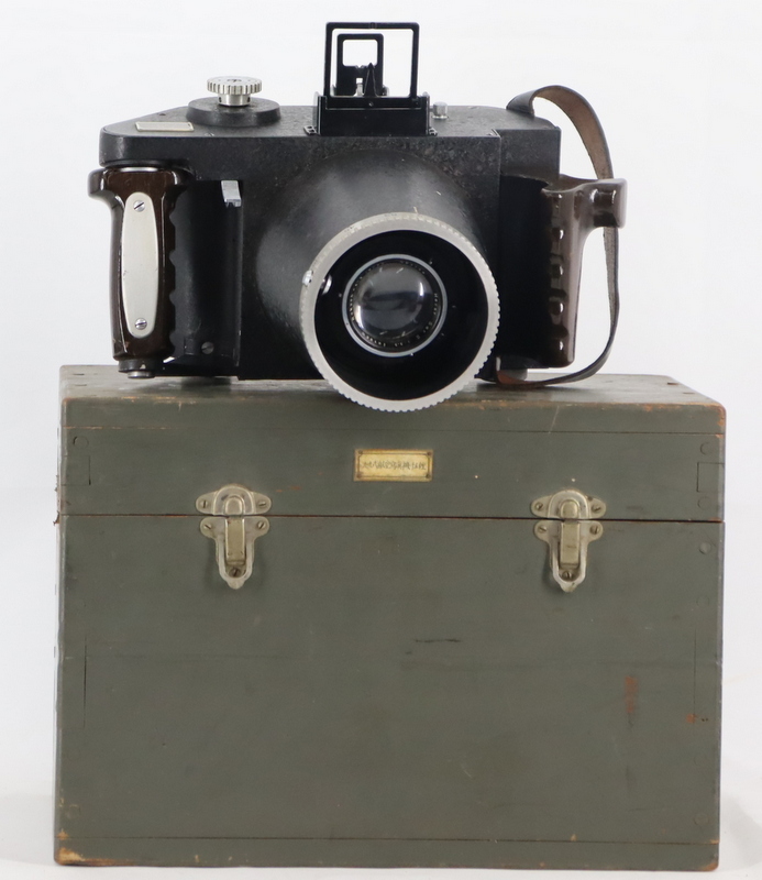 Appraisal: MILITARIA Cased WWII Japanese Aerial Camera A cased WWII Japanese