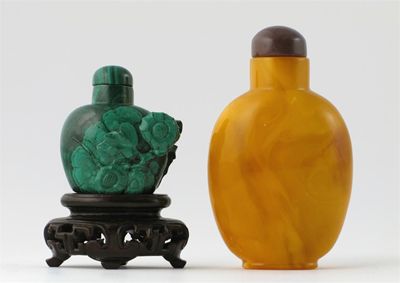 Appraisal: A small Chinese malachite snuff bottle and stopper carved with