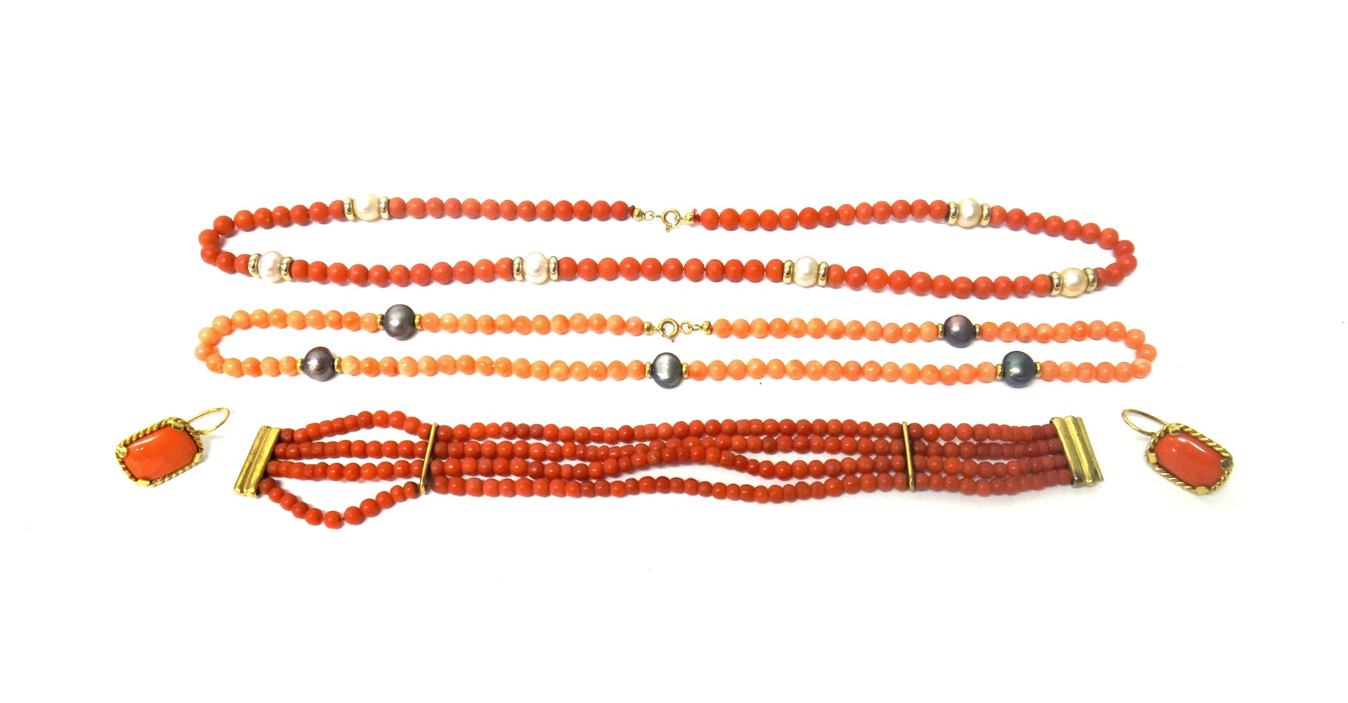 Appraisal: A single row necklace of coral beads spaced with cultured