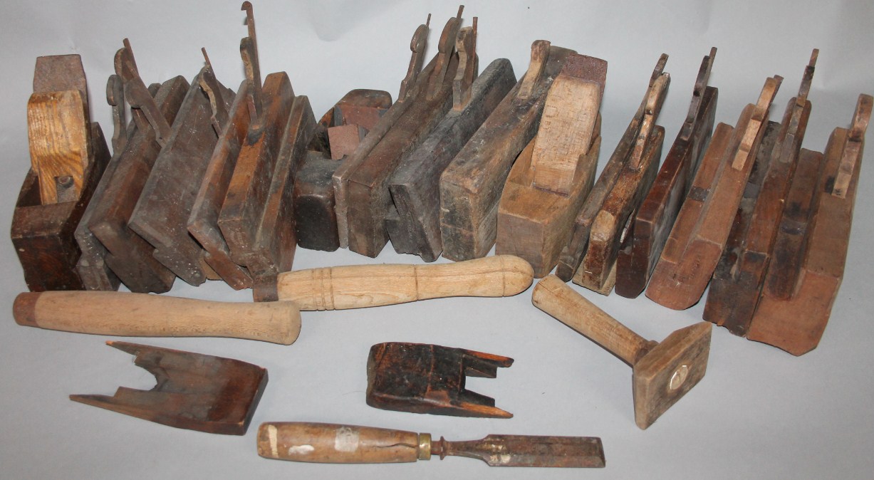 Appraisal: Various early thC bygone wooden block planes many with metal