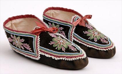 Appraisal: PAIR OF EASTERN WOODLANDS MOCCASINS x in See Pleasing The