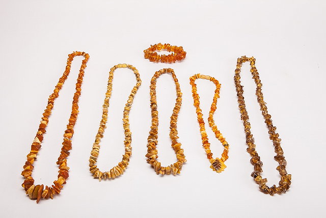 Appraisal: A GRADUATED ROUGH CUT AMBER BEAD NECKLACE varying honey colours