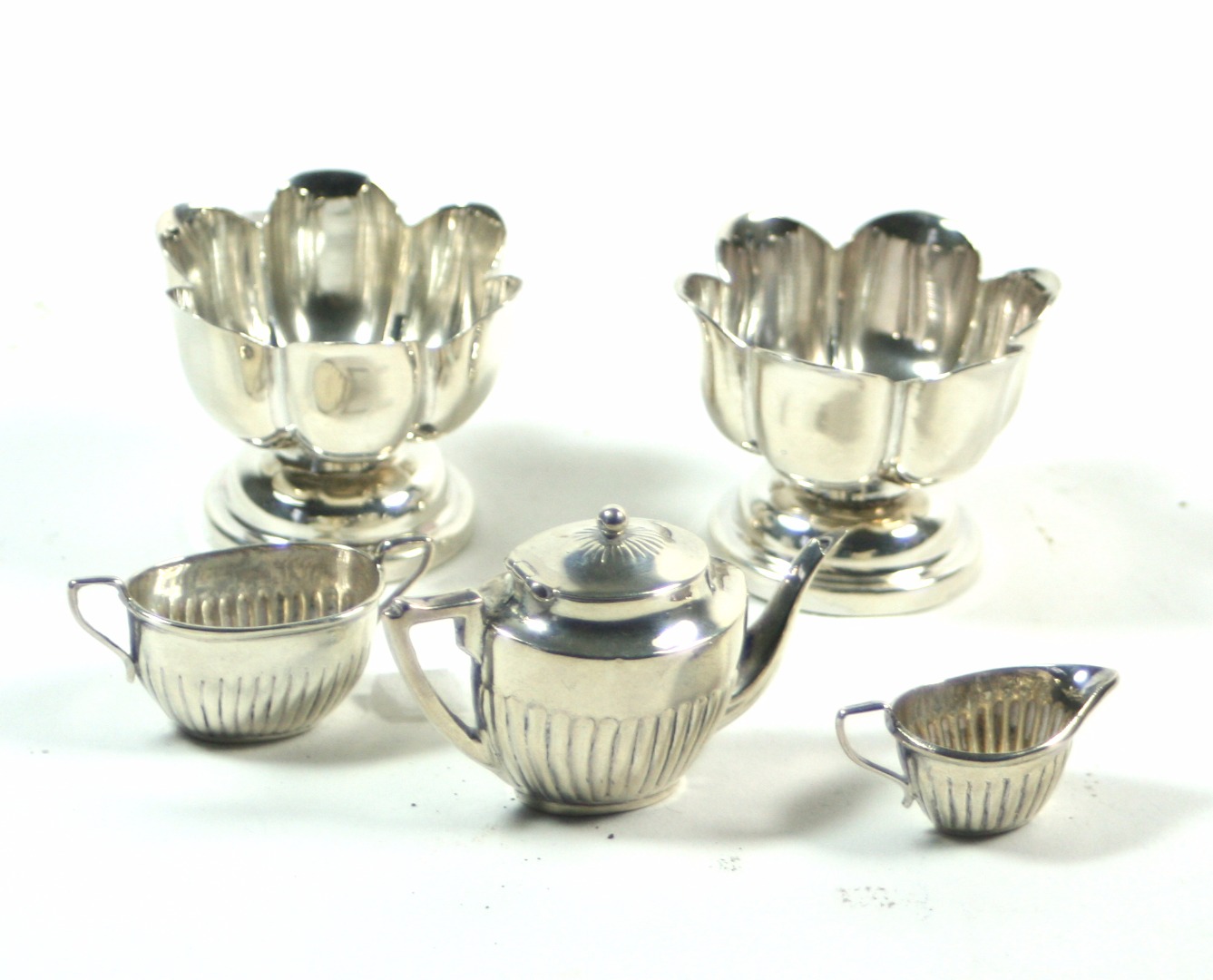 Appraisal: An Edwardian miniature silver three piece tea service Saunders Shepherd