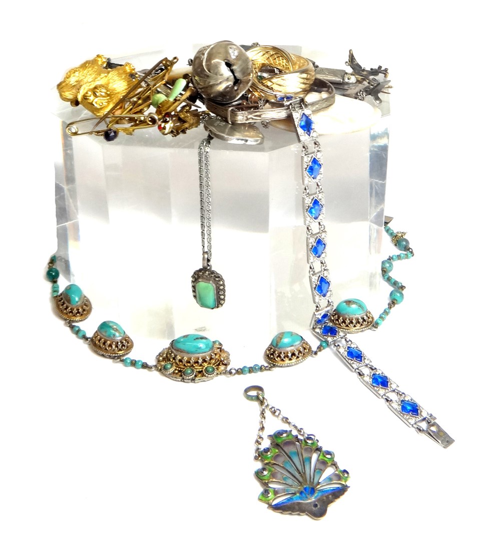 Appraisal: A group of mostly jewellery comprising fifteen brooches and pins