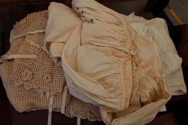 Appraisal: A LATE TH EARLY TH CENTURY LADIES CREAM COTTON DRESS