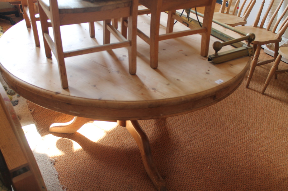 Appraisal: A pine scrubtop circular kitchen table