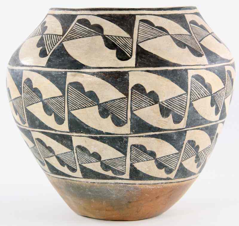 Appraisal: Vintage Acoma Pottery Ollacirca the body painted in a ''heart''