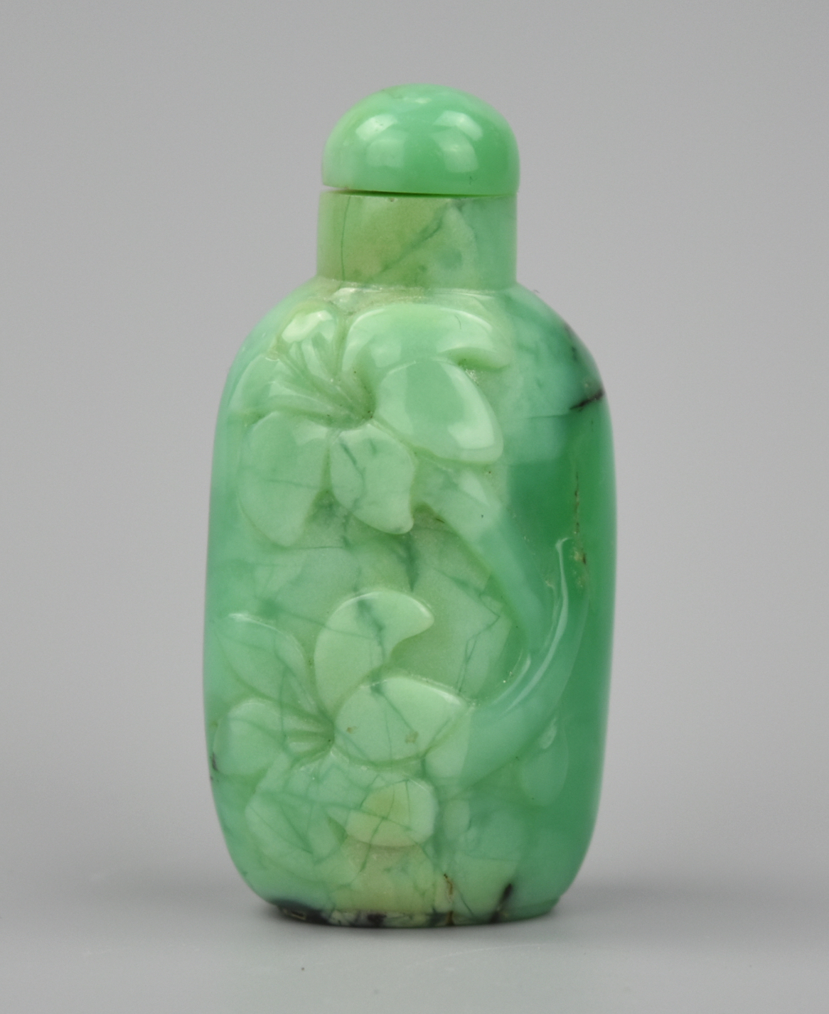 Appraisal: CHINESE GREEN SNUFF BOTTLE W LILIES QING D A Chinese