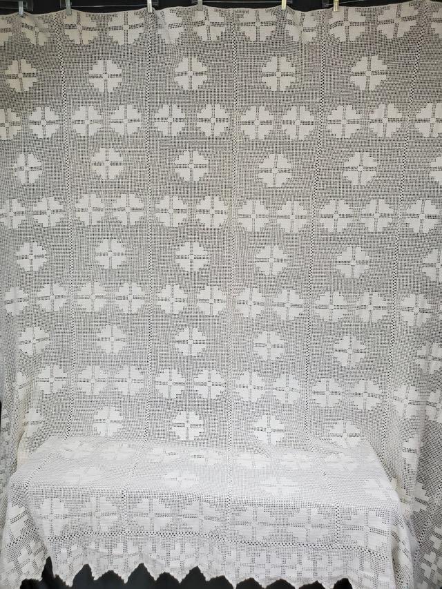 Appraisal: Vintage white filet crochet bedspread with repeated stylized four leaf