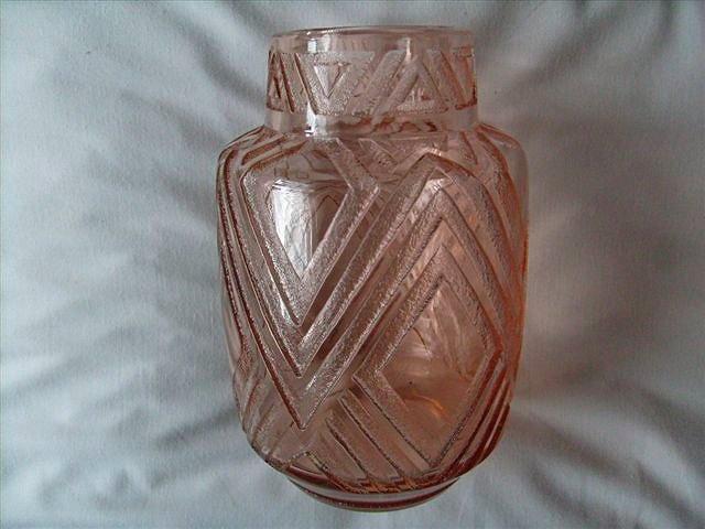 Appraisal: A DAUM OF NANCY ACID ETCHED CAMEO VASE inscribed and