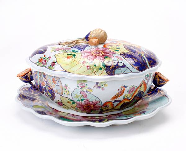 Appraisal: A Mottahedeh tureen cover and stand with tobacco leaf pattern