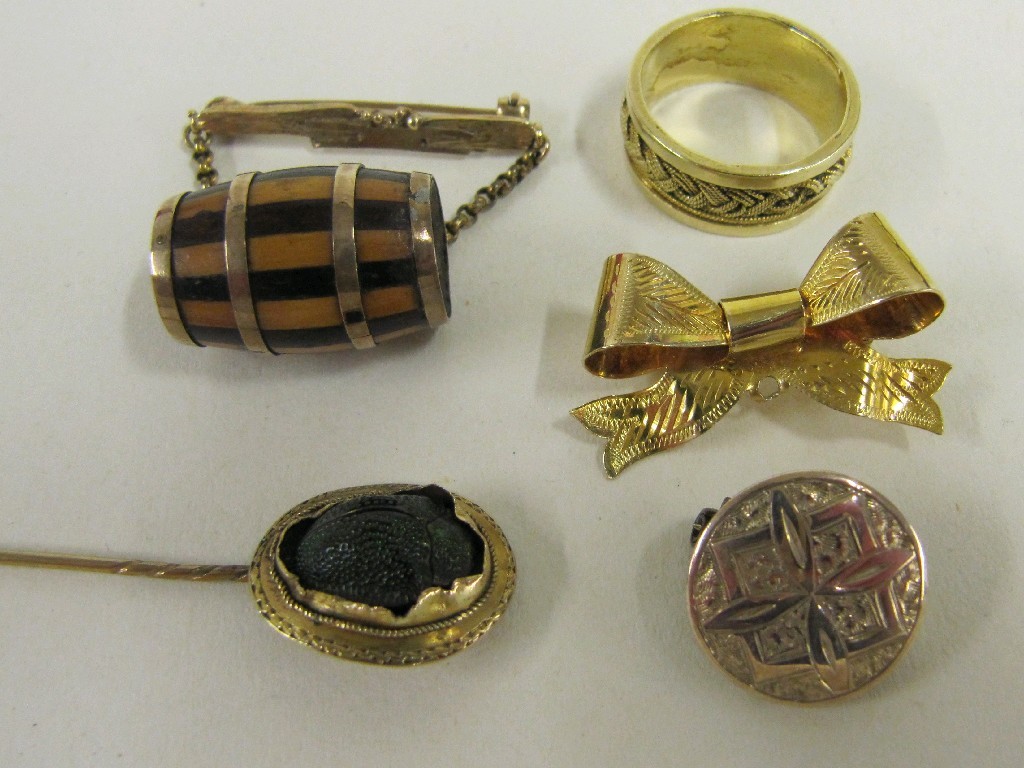 Appraisal: Lot comprising gold mounted wooden barrel pendant brooch gold mounted