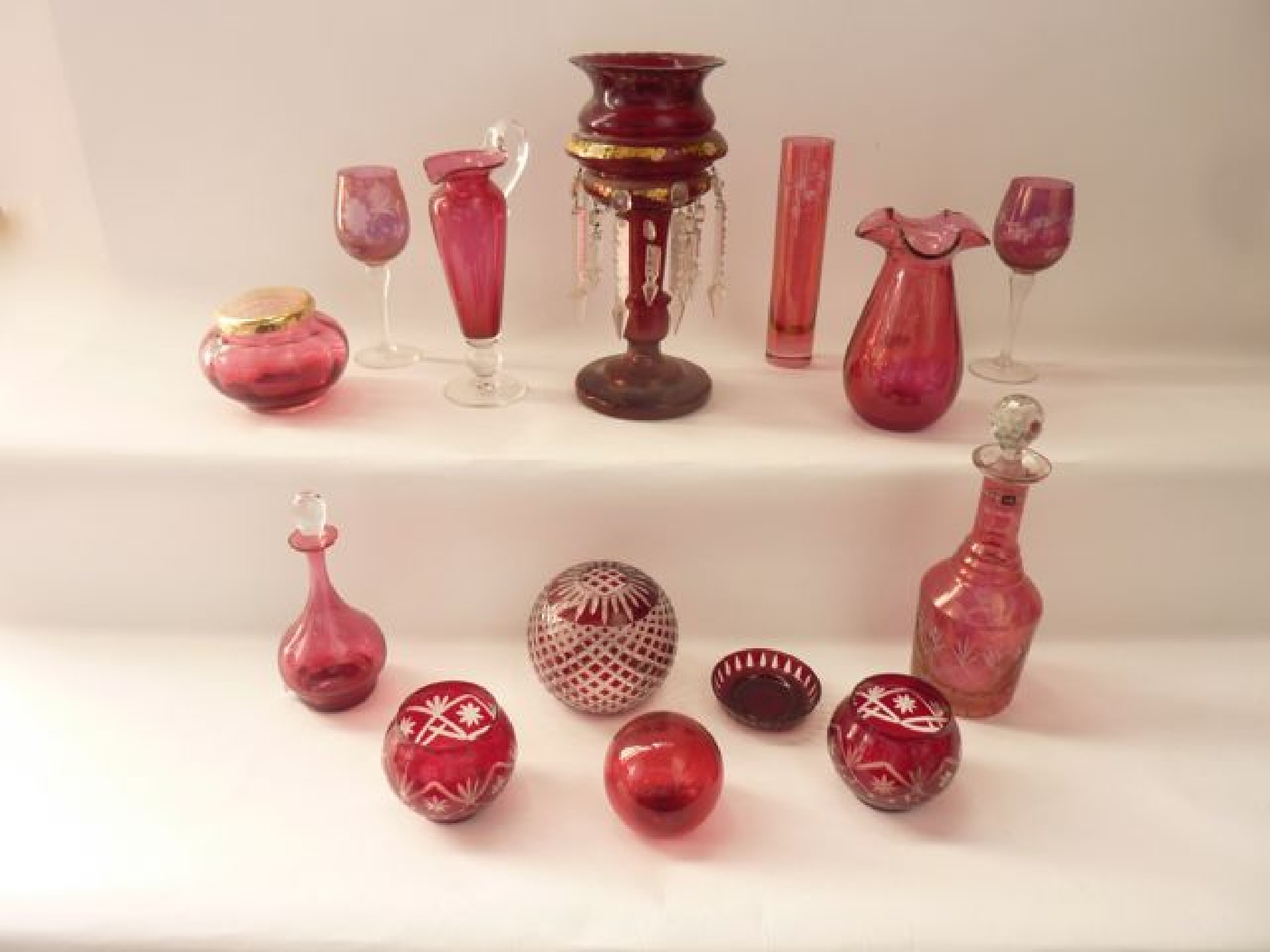 Appraisal: A selection of cranberry glassware to include a single Victorian