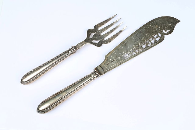 Appraisal: A PAIR OF VICTORIAN SILVER FISH SERVERS with silver blade