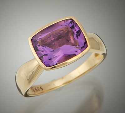 Appraisal: A Ladies' Amethyst Ring k yellow gold ring features a