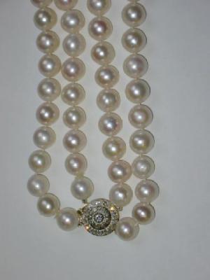 Appraisal: A PEARL NECKLACE comprising two rows of identical pearls seventy