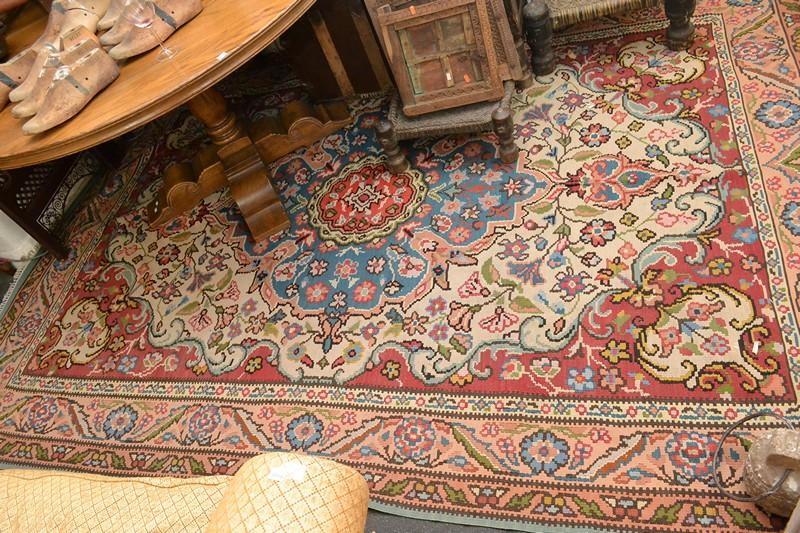 Appraisal: A QUALITY FLORAL PATTERNED LOOM RUG