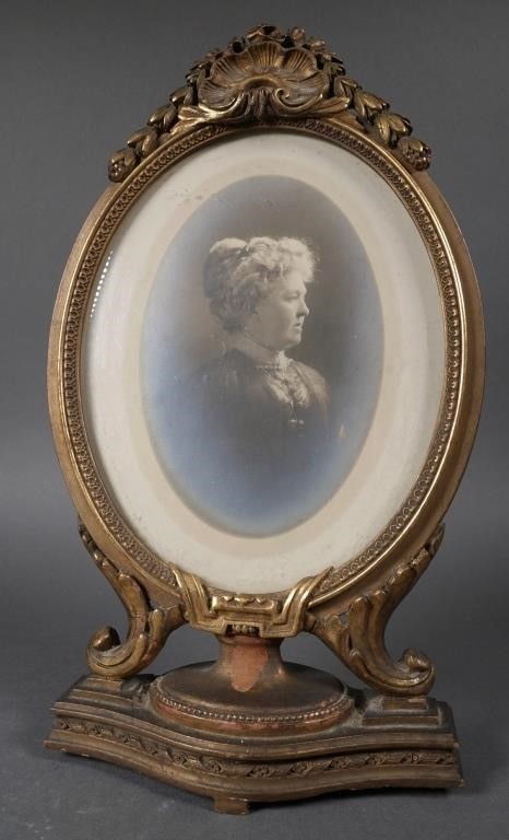 Appraisal: Portrait frame gilt carved wood Circa late th century Measures