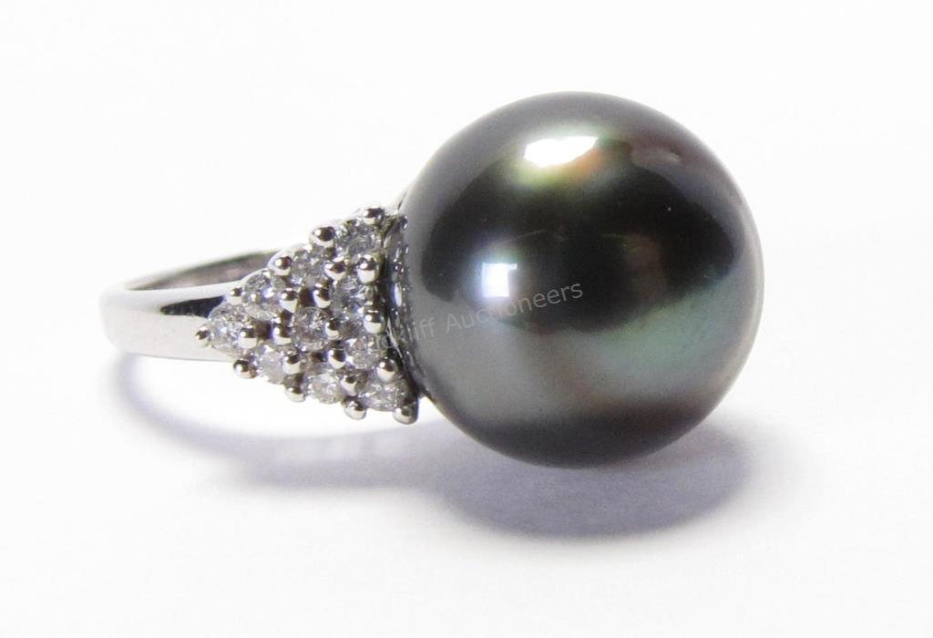 Appraisal: An K white gold ring with mm black South Sea