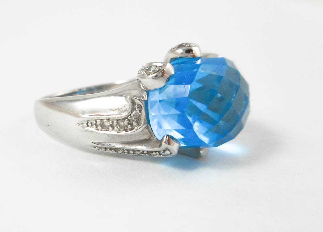 Appraisal: BLUE TOPAZ AND FOURTEEN KARAT GOLD RING The white gold