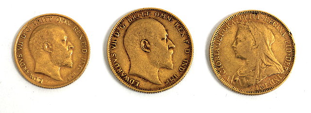 Appraisal: AN GOLD SOVEREIGN together with a gold sovereign and a