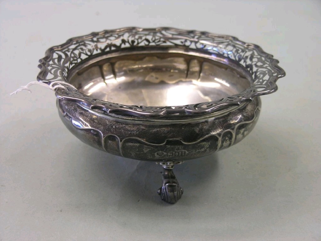 Appraisal: An Edward VII silver rose bowl with elaborately pierced rim