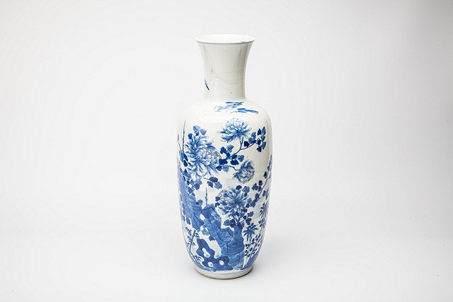 Appraisal: A TALL CHINESE BLUE AND WHITE BALUSTER VASE decorated with