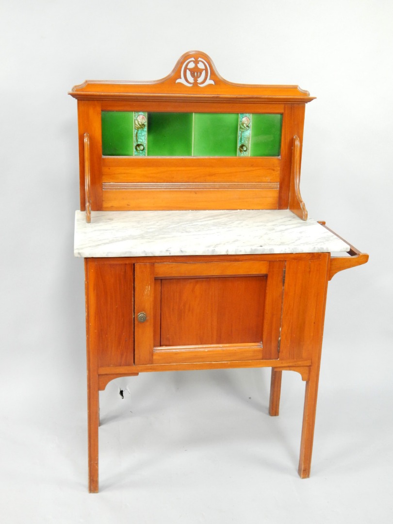 Appraisal: An Edwardian wash stand the splash back with green glazed