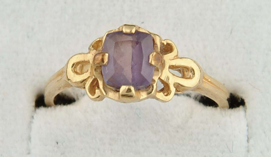 Appraisal: K YELLOW GOLD AND ALEXANDRITE RING Fancy setting marked k