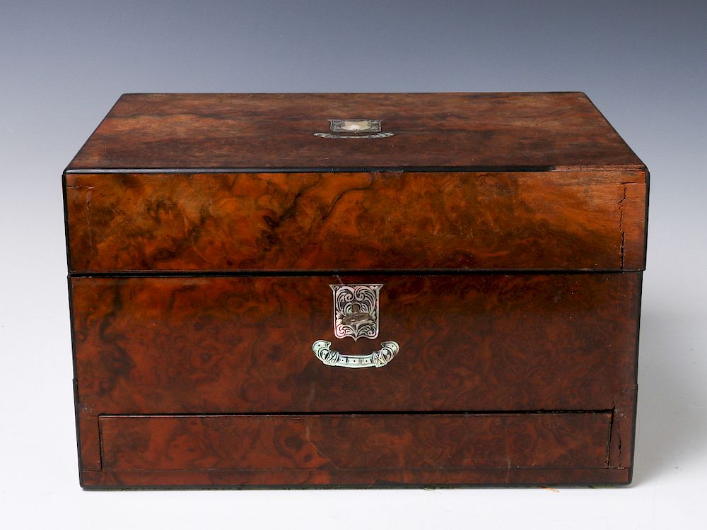 Appraisal: A FINE VICTORIAN BURLED BOX VANITY SET The handsome burled