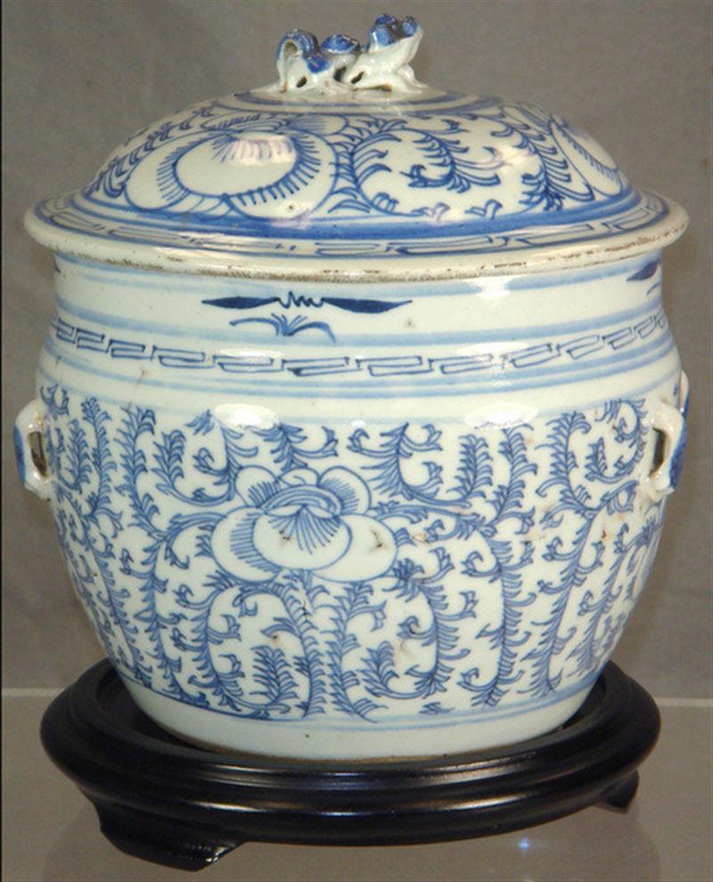 Appraisal: Lot of th th c Chinese porcelain pieces to include