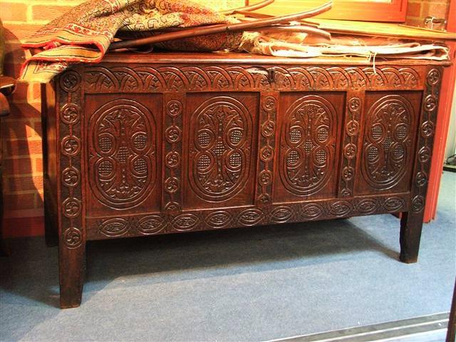 Appraisal: AN EARLY TH CENTURY OAK PANELLED COFFER with hinged rising