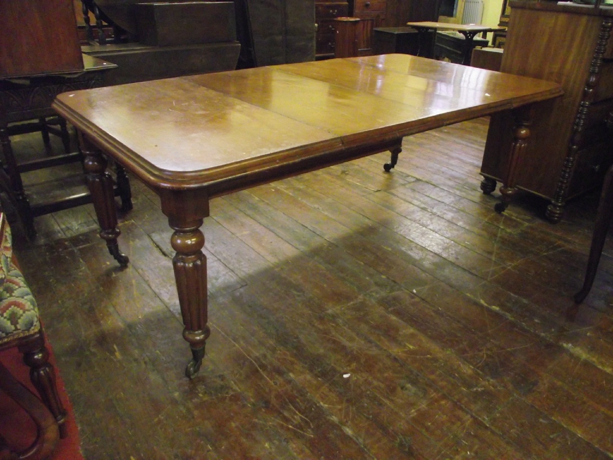 Appraisal: A Victorian mahogany extending dining table with two additional leaves