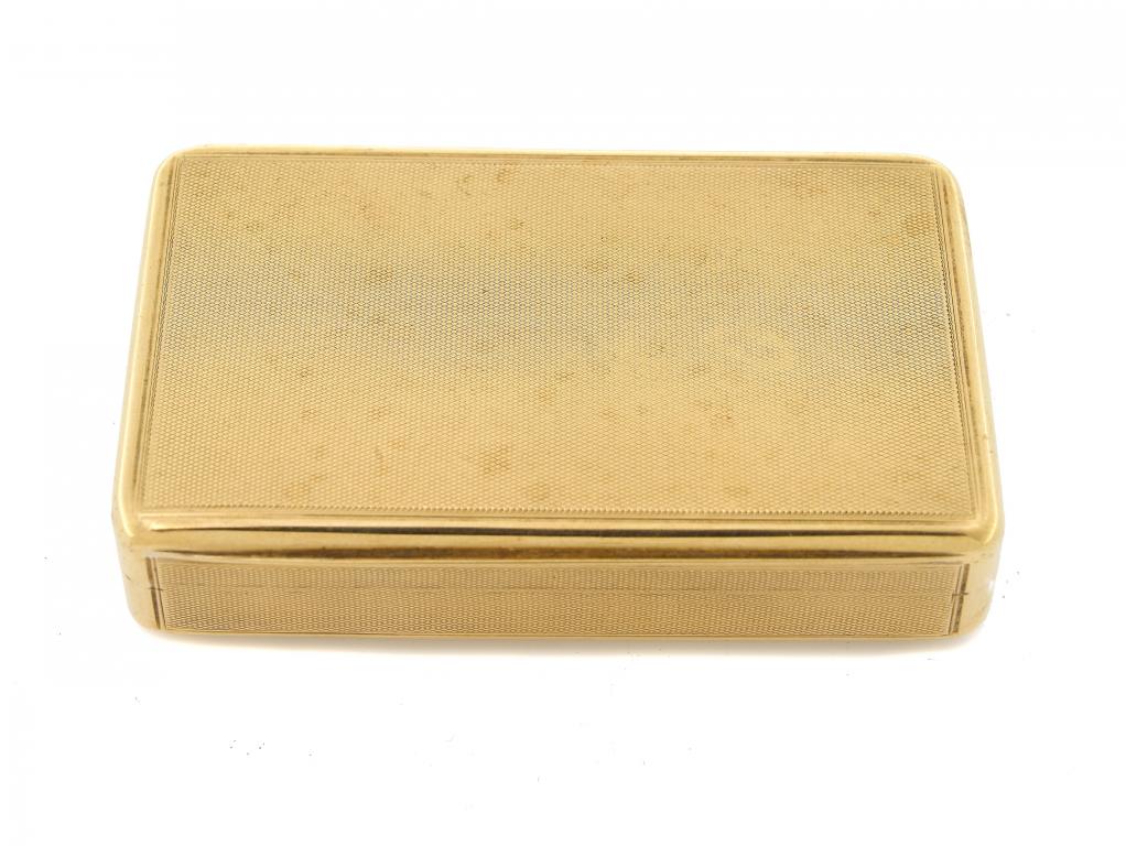 Appraisal: A GEORGE III CT GOLD SNUFF BOX engine turned in