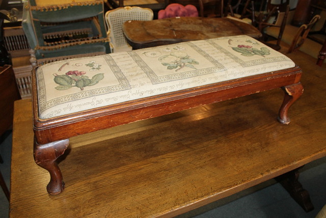 Appraisal: A MAHOGANY FRAMED WINDOW SEAT with upholstered top on short