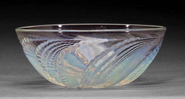 Appraisal: A Ren Lalique molded opalescent glass bowl Fleurons No Marcilhac