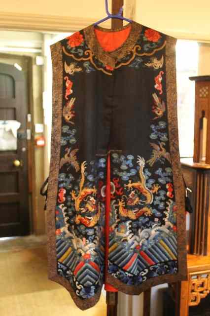 Appraisal: A CHINESE MANCHU LADIES SLEEVELESS OUTER JACKET Mukden Shen Yang