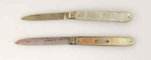 Appraisal: A Georgian penknife with mother-of-pearl handle and silver blade and