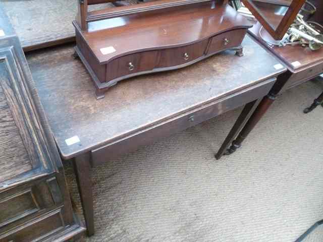 Appraisal: A TH CENTURY OAK SIDE TABLE with single frieze drawer