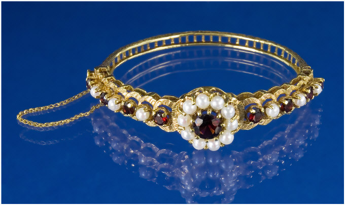 Appraisal: ct Gold Victorian Style Bangle with a Central Garnet surrounded