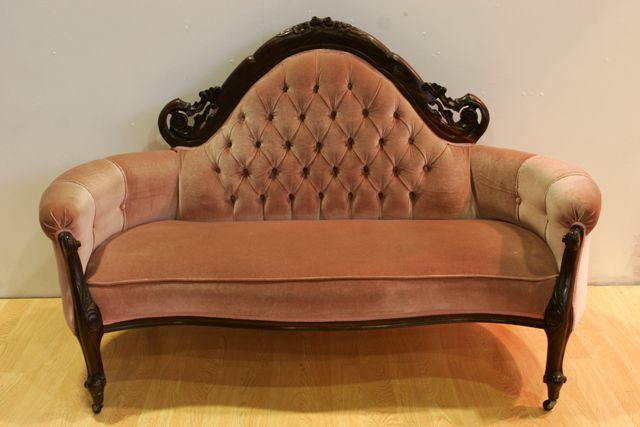 Appraisal: A Victorian style mahogany and upholstered loveseat