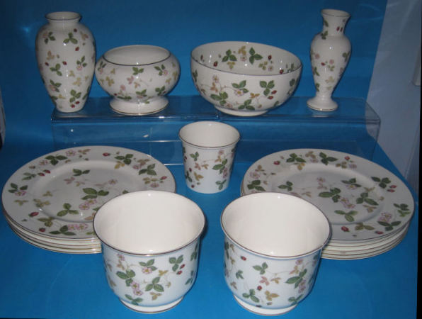 Appraisal: A Collection of Wedgwood Wild Strawberry Ware to Include Diner