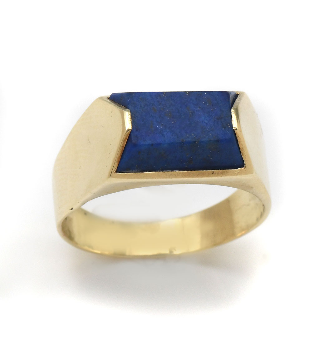 Appraisal: GENTS K LAPIS RING K yellow gold ring contains one