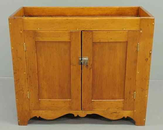 Appraisal: Pennsylvania pine dry sink c with two doors and scalloped