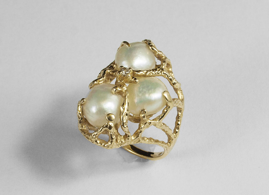 Appraisal: K PEARL DIAMOND RING K yellow gold ring with baroque