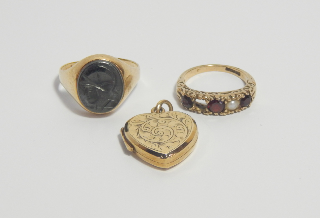 Appraisal: A gentleman's ct gold and black onyx signet ring intaglio