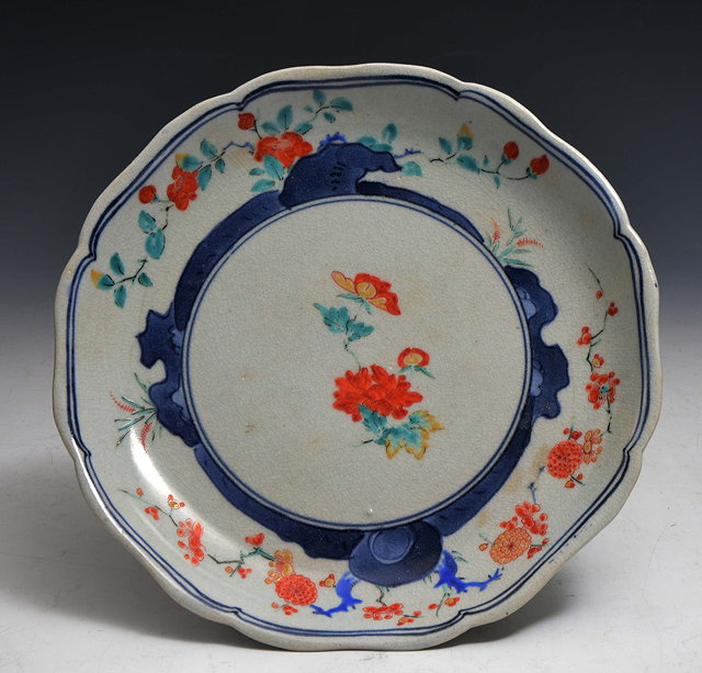 Appraisal: A JAPANESE KAKIEMON PETAL RIMMED DISH decorated with a central