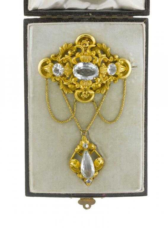 Appraisal: A VICTORIAN GOLD BROOCH chased with leaves and scrolls and